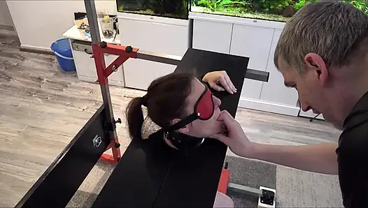 Köle Kız Savunmasız Direkte Sybian'da Orgazma Sürükleniyor Bölüm 2