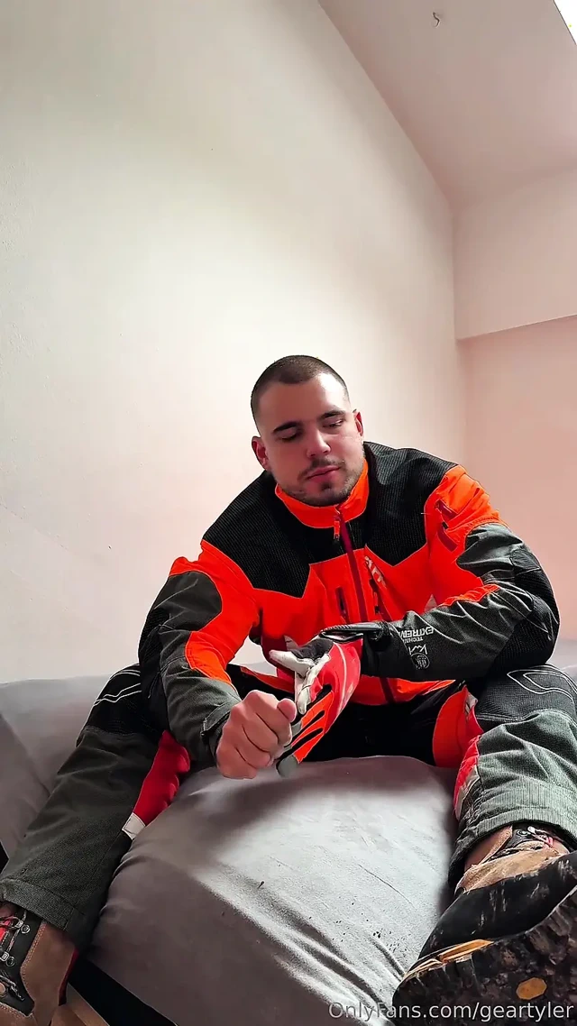 Tyler Blake Hivis iş kıyafeti, kas esnek, dildo oyunu, viteste mastürbasyon yapıyor.