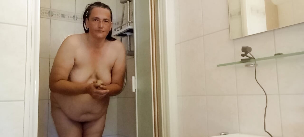 Alman MILF Duş Göbek - tombul göbek odakta