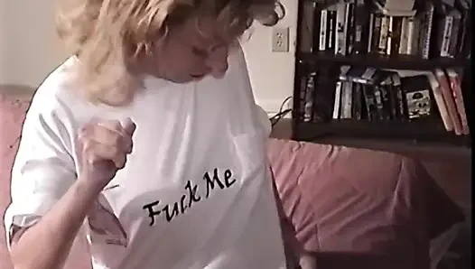 Sarışın orta yaşlı seksi kadın gırtlağına kadar alıyor ve büyük zenci yarağına biniyor