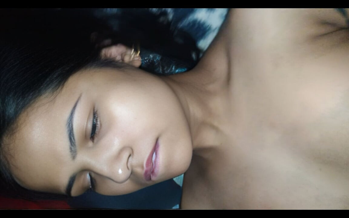 Latika seksi bacaklar ve ayak yarak alıyor