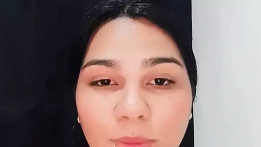 Şehvetli esmer vücudunun her yerine yağ koyuyor