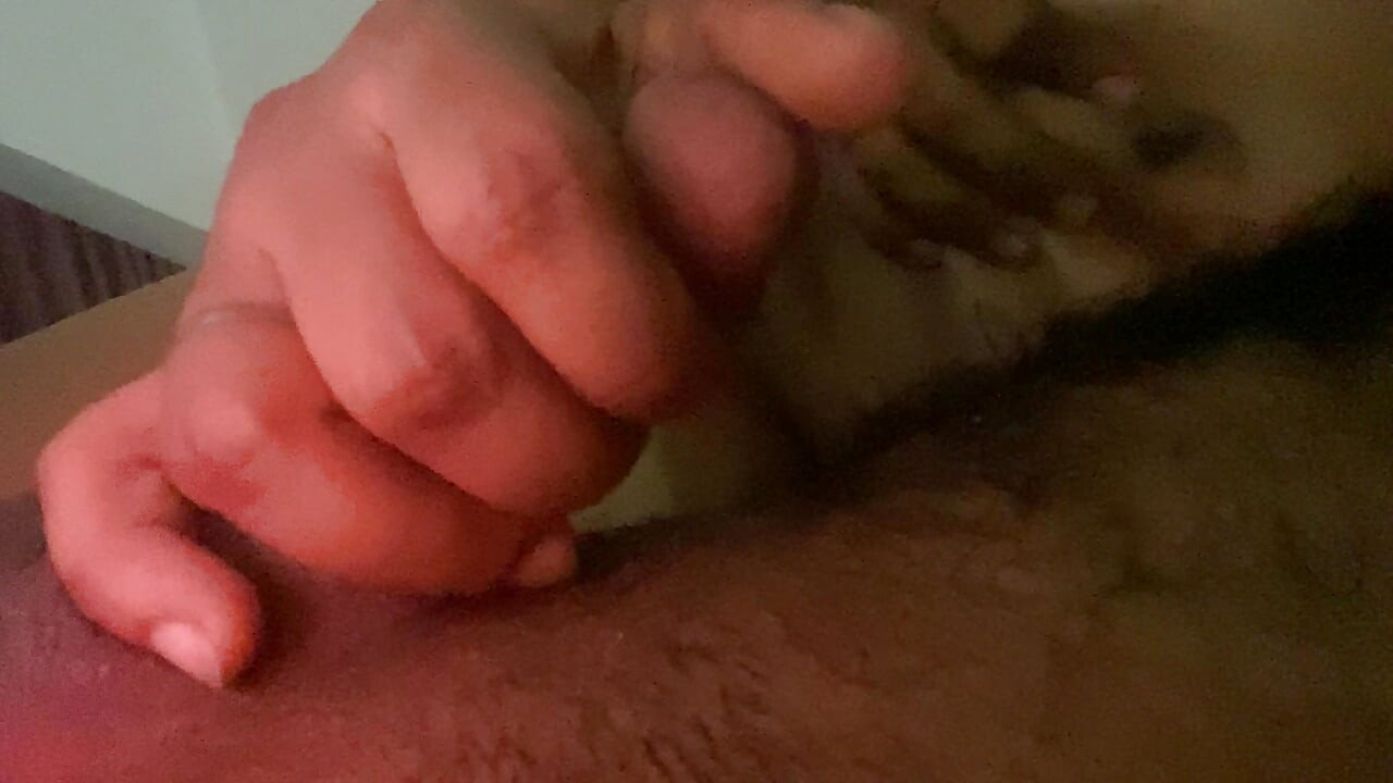 Göğüsler basıyor ve penis yavaşça seksi dokunuş ve Pakistanlı beyaz çift ofiste romantik an