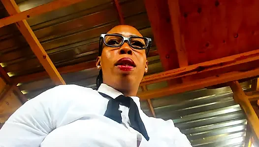 Kütüphanede porno oynadığı için sapık adamı cezalandıran rol yapma