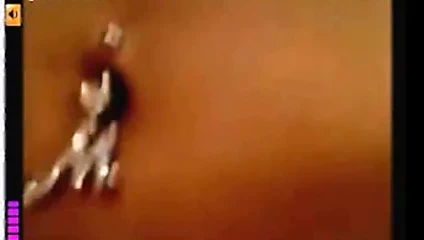 Bebeğim büyük memeli şeritler ve web kamerasında oynuyor - kurb