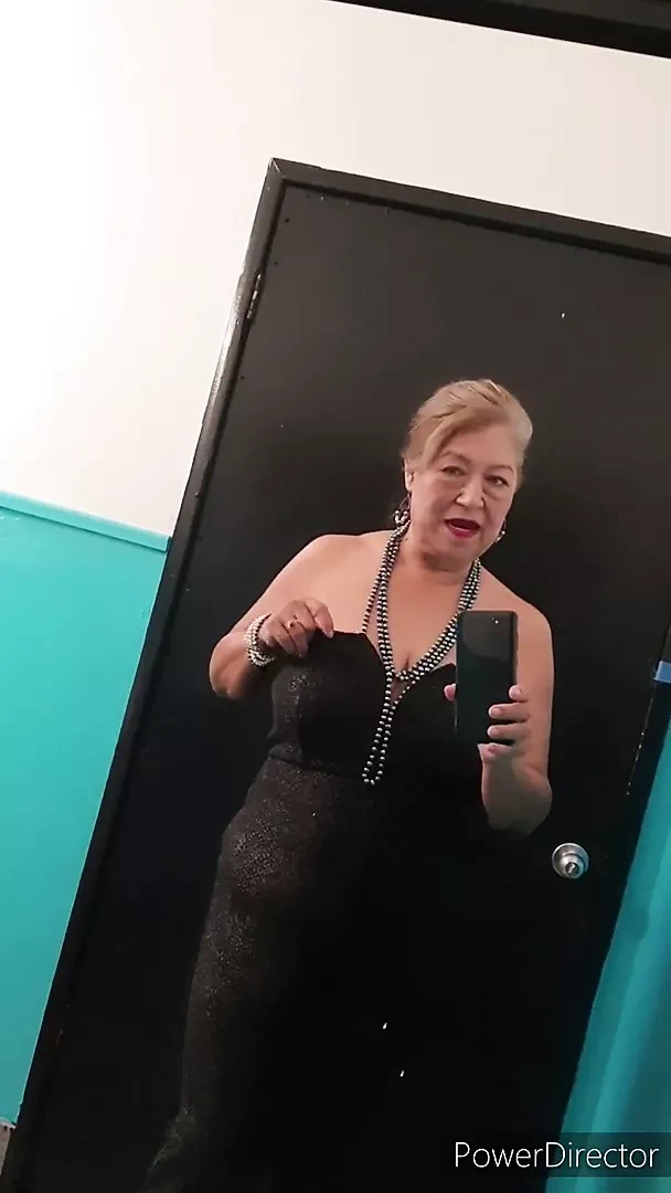 Umumi bir banyoda işemek. 67 yaşında olgun kadın.