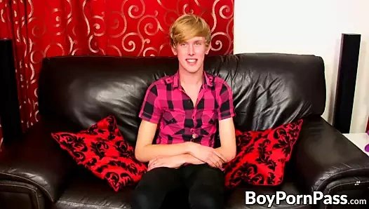 Sevimli sıska twink wanking onun şişman çük