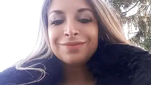 Daha fazla dayanamadı ve çırılçıplak soyunuyor