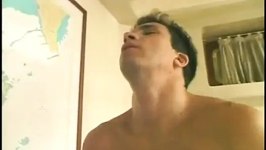 Büyük memeli genç kız yatakta sikiliyor