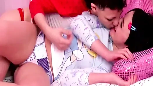 Minik kızlar cinselliklerini keşfeder