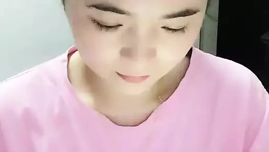 Güzel ve şişman kardeşin ganimet eşi oturmak için çok küçük