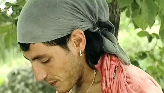 Almanya'dan ince sarışın bebek açık havada seksi külotlu çorapla sikişiyor