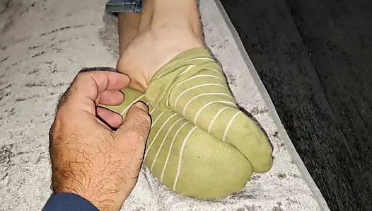 Ben onu filme alırken yavaşça çoraplarını çıkarıyor