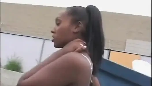 Seksi zenci sürtük büyük bir siyah yarağı emiyor ve sikiyor