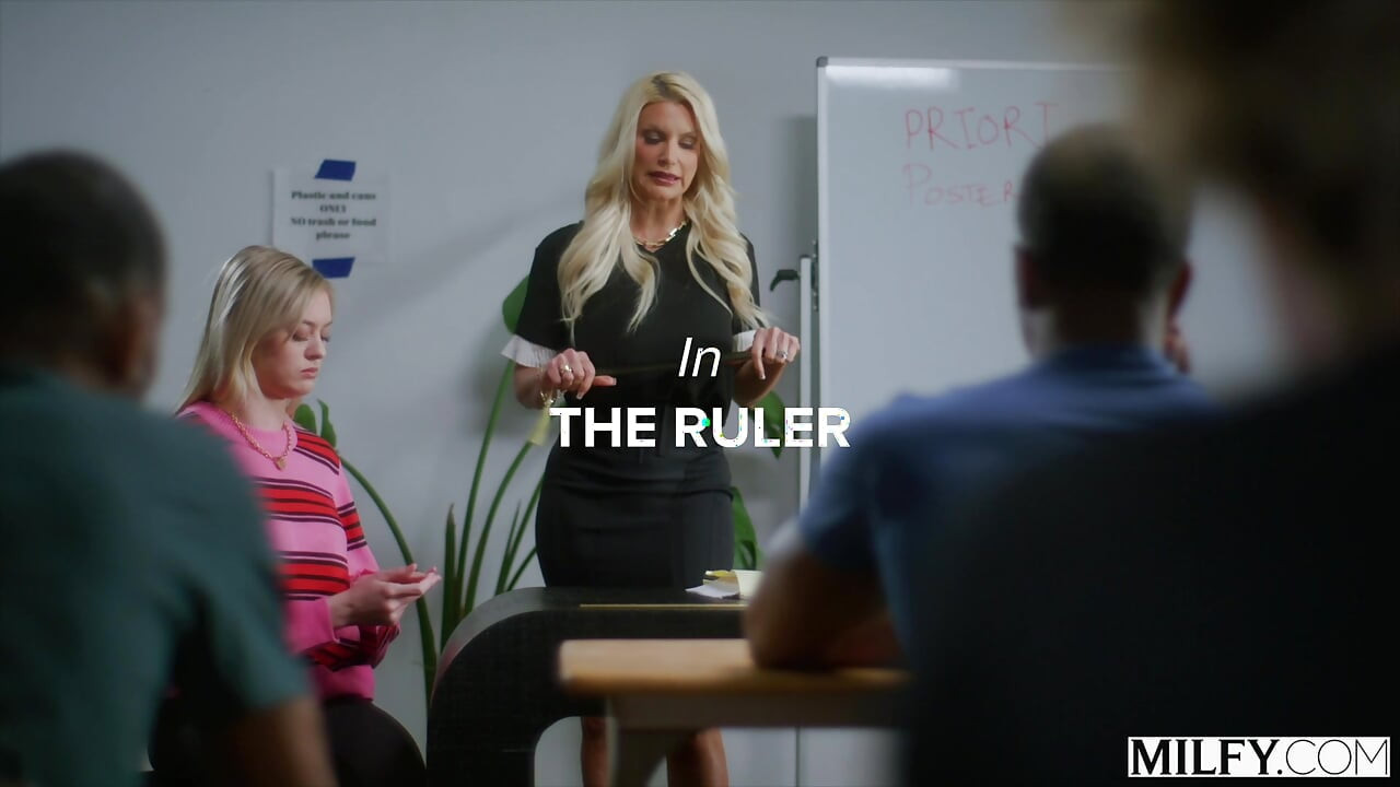 Orta yaşlı seksi öğretmen öğrencisinin büyük zenci yarağını ateşli üçlü grup sekste yutuyor