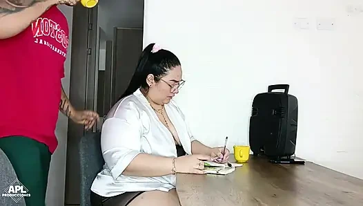 Üvey annemin bazı ev işleri yapmalarına yardım ettikçe, sert yarağımı sırtında hissetmesini sağlıyorum