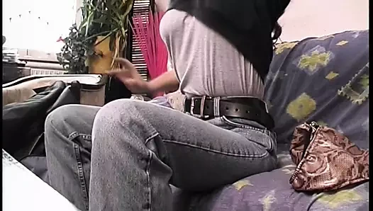 Anna wird vor dem Ficken erst mal rasiert