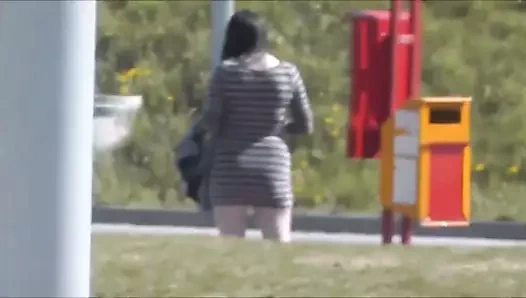 Dar elbiseli şirin esmer