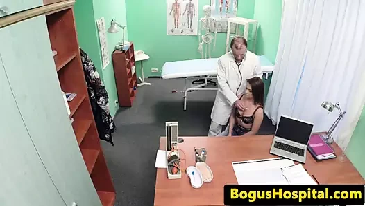 Gerçek euro hasta doktor tarafından oral muayene alır