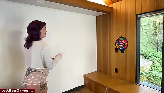 Bir dart oyunu yaramaz bir striptiz oyununa dönüştü