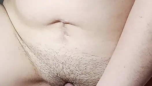 Yarağı ovup sikiştikten sonra sıkı amcığın içine boşalıyor