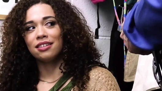 Meteliksiz üniversite öğrencisi yüksek teknolojili bir seks hırsızlık yapmayı deniyor - dölleyen bir dildo - shoplyfter