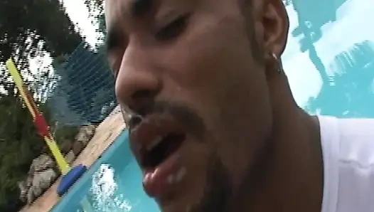 Siyah baba havuz başında beyaz adama biniyor - ıslak, vahşi ve tamamen çekinmeyen