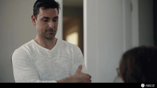 Üvey baba üvey kızını donduruyor ve onu birden fazla yüksek sesle inleyerek orgazm oluyor