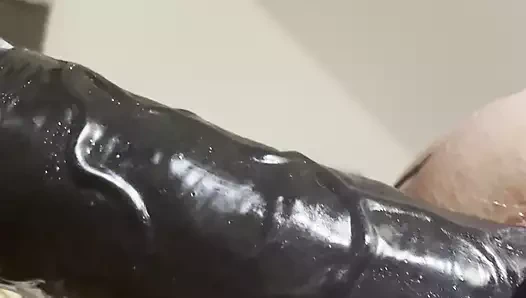 Yeni seks oyuncağı geldiğinde ve denemek istediğinde.