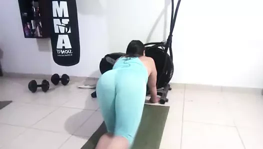 İyi götünü gösteriyor - Kolombiyalı sürtük evli kadın eniştesini baştan çıkarıyor. kocasının akrabalarını seviyor 1