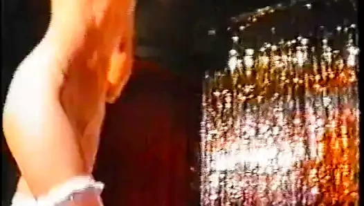 Julia gün batımında sahnede soyunuyor