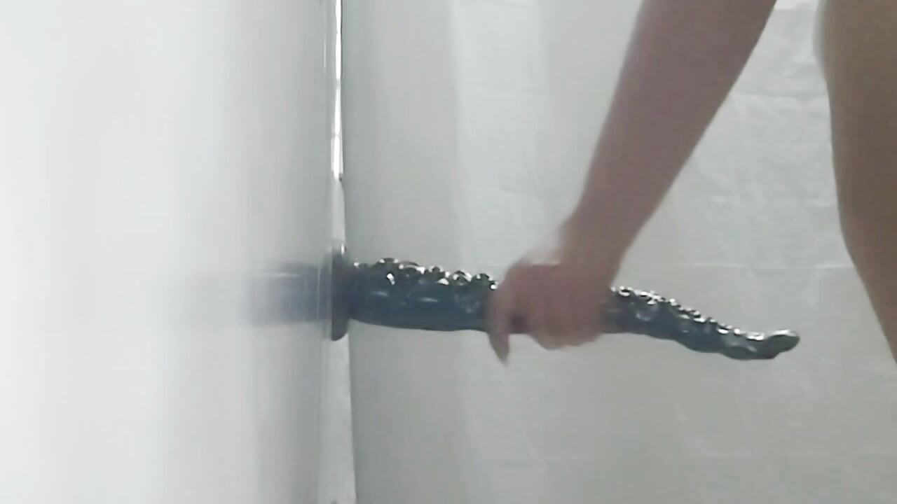 Anal seks havasında olan fahişe dev dildo kullanıyor