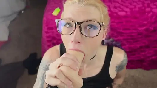 Üzgün e-kız gırtlağına kadar sakso sürtük