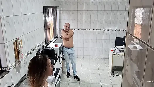Hizmetçi soyunmayı ve yüzüne boşalmayı kabul etti.