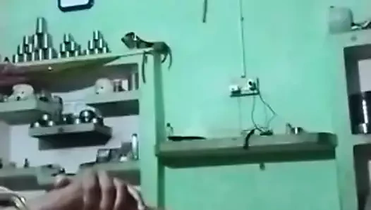 Amcığımı siken adam yarağını tamamen sokuyor, amım boşalmaya hazır