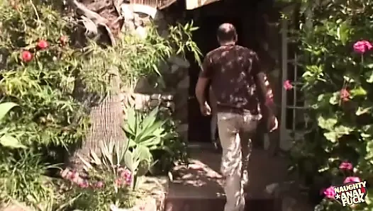 Kızıl saçlı orta yaşlı seksi kadın Audrey Hollander tüm deliklerini asılı adama vermeyi seviyor