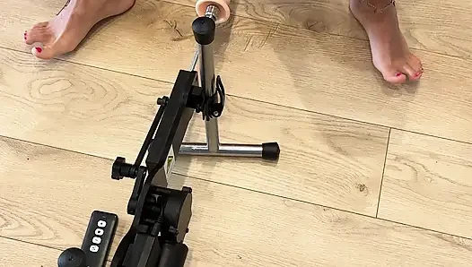 Anal makine: minyon evli kadın götüyle yeni sikiş makinesini deniyor