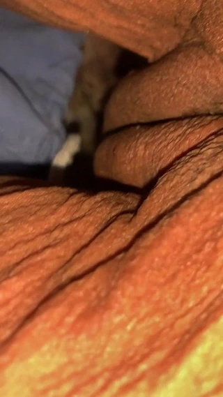 Sıska siyah anneanne şaşkın ganimet ve traş kedi