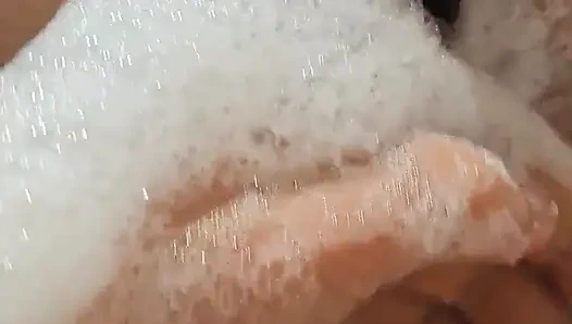 Banyoda karşılıklı mastürbasyondan önce seksi evli kadın yarak emmeyi seviyor