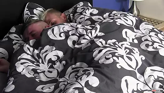 Minyon twinks Deacon Hunter ve Olly Tayler götten sikişiyor