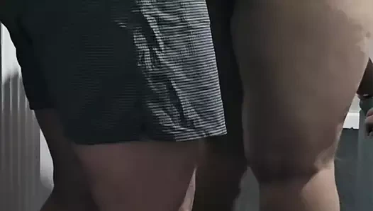 Üvey oğul sikini çıkardı ve üvey annesini yatağın kenarında sikiyor