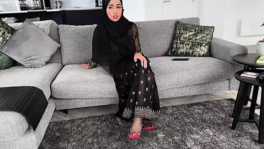 Tesettürlü misafirhane sahibi vibratör buluyor ve boşalıyor