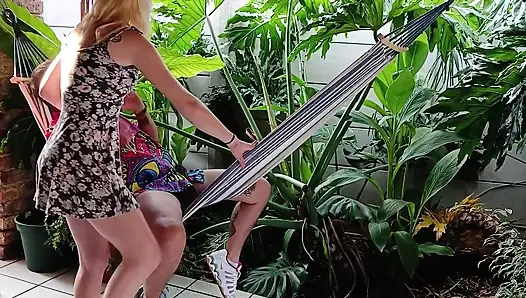 Hawaii küçük minyon hawaian sarışınla açık havada sikişiyor