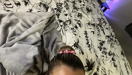 Aldatan kız arkadaş yakalandı ve erkek arkadaşının dölünü yutuyor