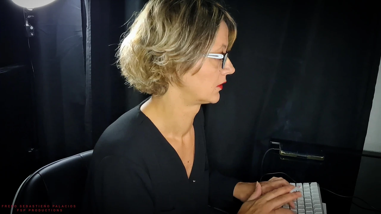 !!! फूहड़ गोरा बॉस ऑफिस से निकलने से पहले स्टाफ की गेंदों को खाली कर देता है !!! - अंग्रेजी उपशीर्षक