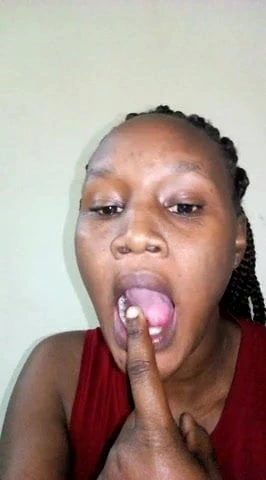 Afrika kız arkadaşı parmağını yalama