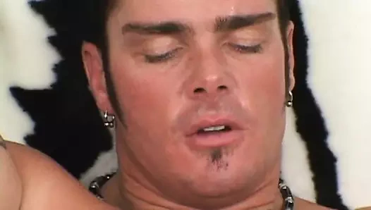 Bu sarışın milf ile büyük memeler seviyor Başlarken ona kedi ve