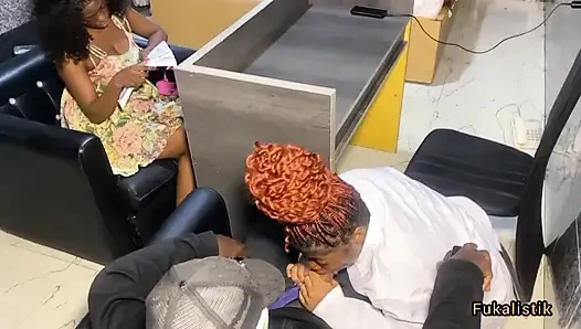 Büyük memeli doktor ofiste müşterilerini büyük zenci yarağıyla sikiyor