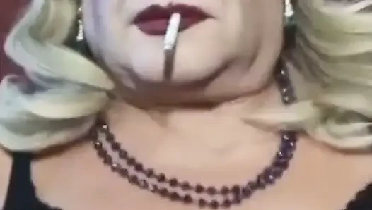 Irene sigara içiyor ve soyunuyor.