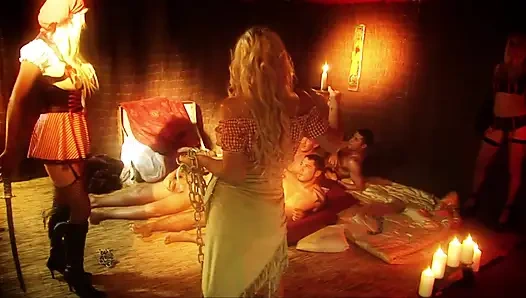 Korsanlar ve seks köleleri ile inanılmaz bir grup seks